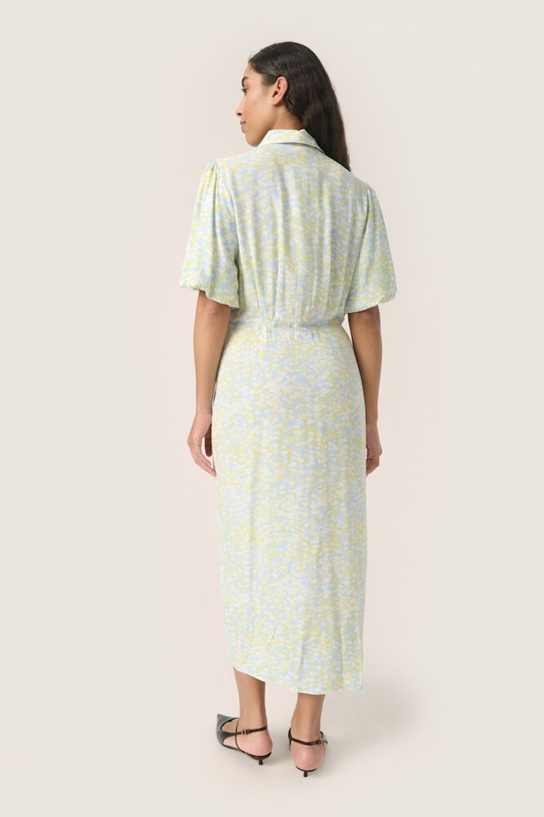 Soaked Wynter Midi Dress · Skyway Dizzy Print – Rückansicht des Kleides mit gerader Passform und kurzen Ärmeln