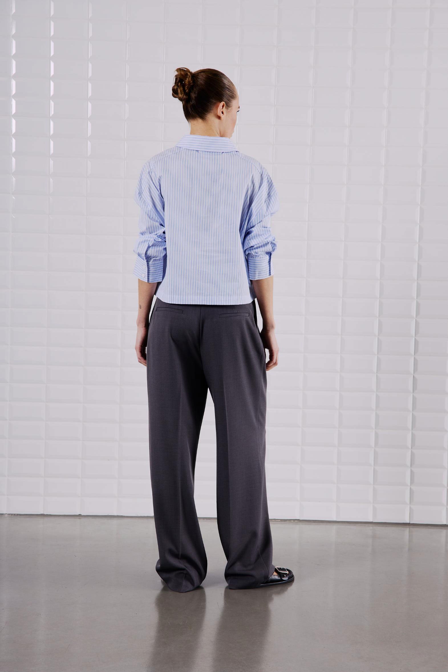 Rückansicht des WithBlack Quinie Cropped Shirt White Blue Stripe mit lockerem Schnitt und langen Ärmeln.