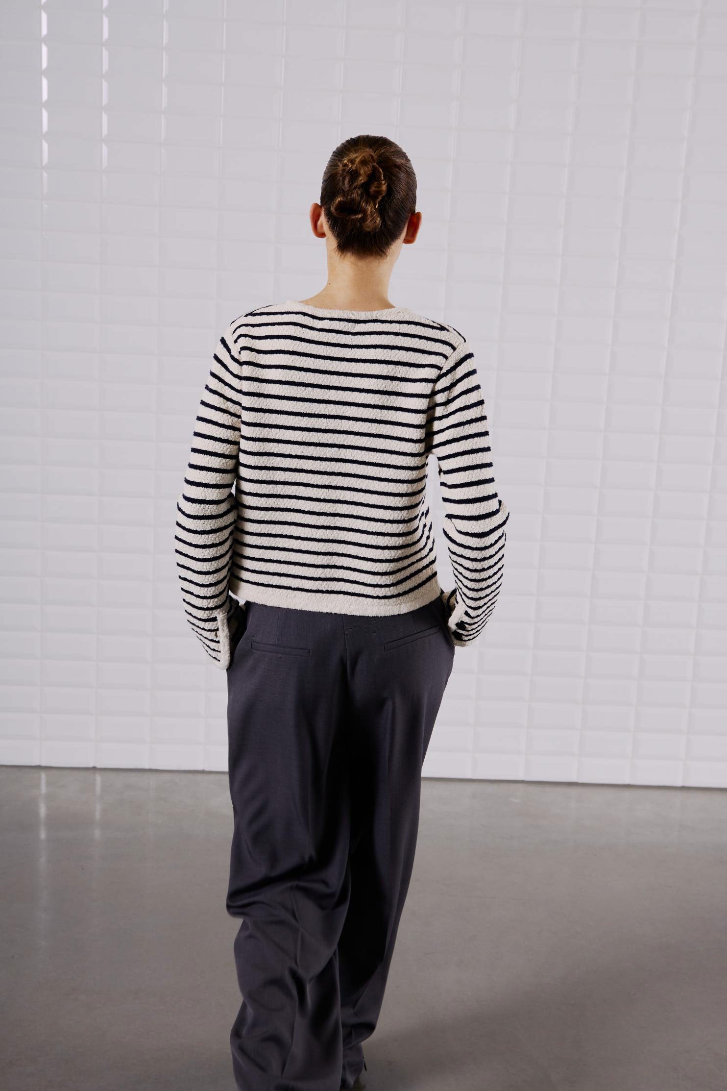 Rückansicht der MERIAN BOUCLÉ KNIT JACKET von WithBlack, mit zeitlosen Streifen und weicher Bouclé-Struktur.