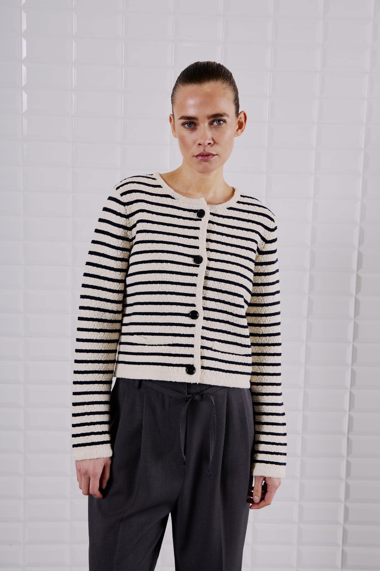Die MERIAN BOUCLÉ KNIT JACKET von WithBlack in der Vorderansicht, mit klassischem Streifenmuster und eleganter Knopfleiste.