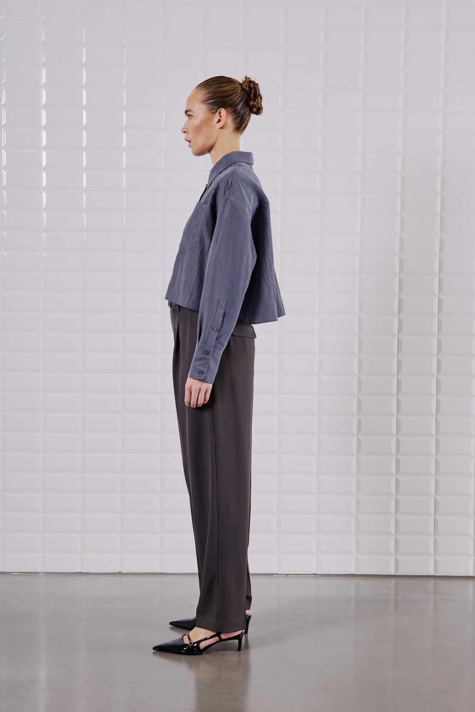 WithBlack Shorty Soft Cropped Shirt in der Seitenansicht, weiche Lyocell-Qualität und moderne, lockere Passform.
