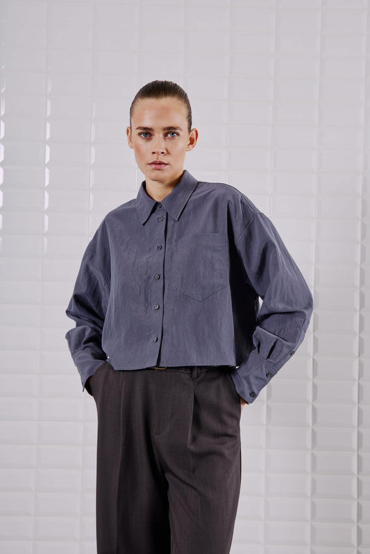 Vorderansicht des WithBlack Shorty Soft Cropped Shirts, klassischer Kragen, Brusttasche und Knopfleiste in weicher Lyocell-Qualität.