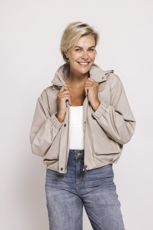 Zhrill Bira – Grey sportliche Damenjacke mit Kapuze und Reißverschluss, Frontansicht