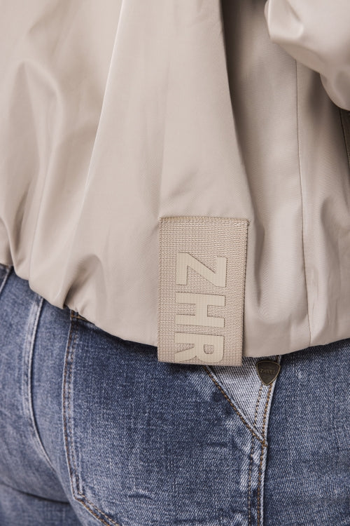 Zhrill Bira – Grey Detailaufnahme der Damenjacke mit dezentem ZHRILL-Logo am Bund