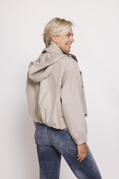 Zhrill Bira – Grey sportliche Damenjacke mit Kapuze in Rückenansicht, elastischer Saum