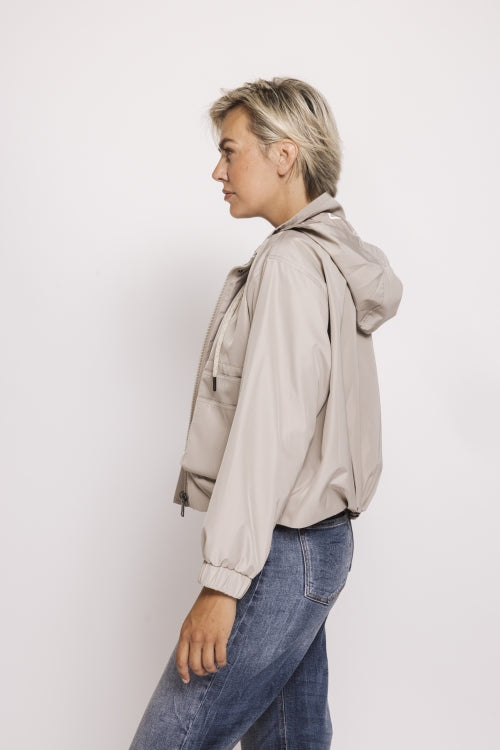 Zhrill Bira – Grey sportliche Damenjacke mit Kapuze in seitlicher Ansicht, lässiger Freizeitlook