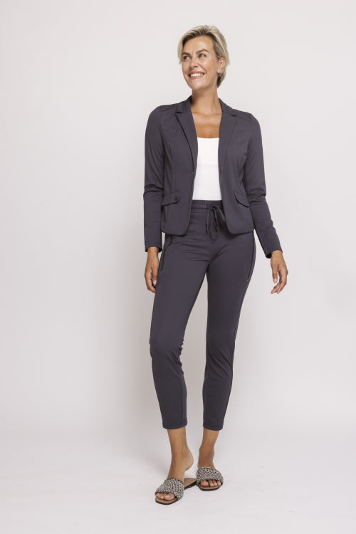 Outfitansicht der Zhrill Chiara Casual - Blue Damenhose kombiniert mit Blazer für einen modernen Casual-Look.