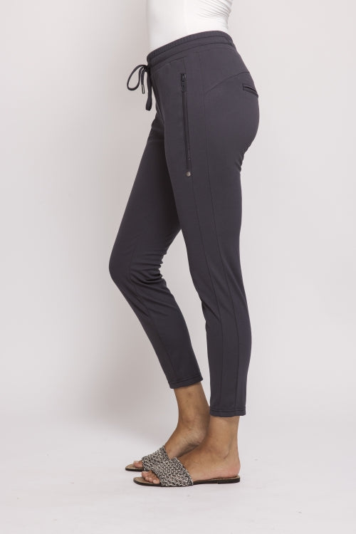 Seitenansicht der Zhrill Chiara Casual - Blue Damenhose mit Reißverschlusstasche und sportlichem Look.