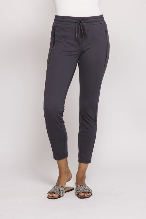 Vorderansicht der Zhrill Chiara Casual - Blue Damenhose mit elastischem Bund, Kordelzug und schmalem Schnitt.