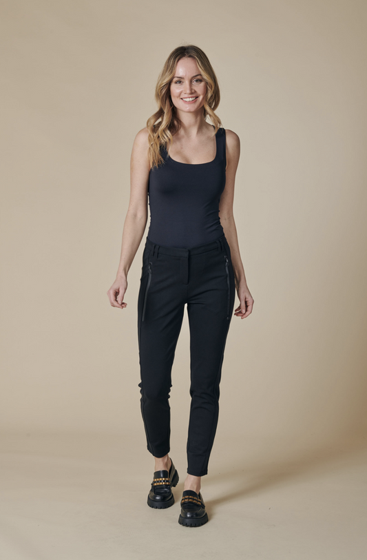 Zhrill Chiara - Slim Leg - Black Hose in Schwarz mit moderner Silhouette in der Frontansicht