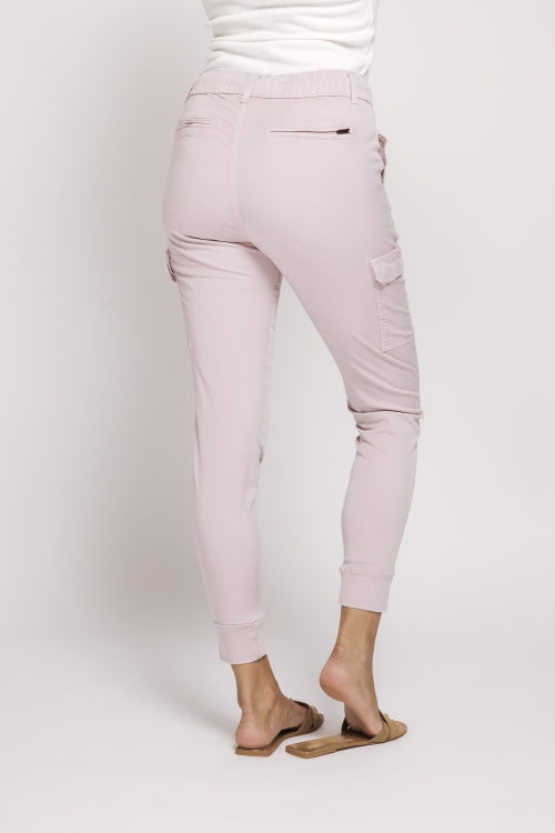 Zhrill Daisey – Rose Damen Cargohose mit elastischem Bund und Gesäßtaschen in Rückansicht