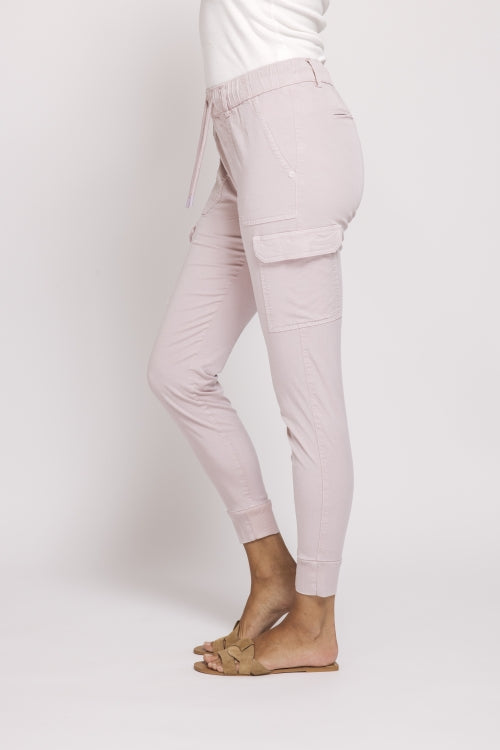 Zhrill Daisey – Rose Damen Cargohose mit seitlichen Cargotaschen und Saumbündchen in Seitenansicht