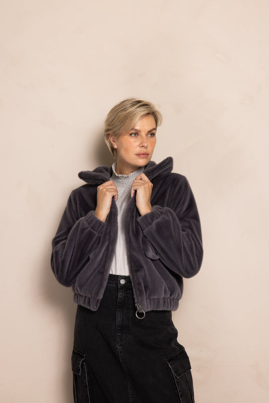 Zhrill Dara - Anthra weiche Kunstfelljacke mit Zipper und Stehkragen, Detailansicht von vorne