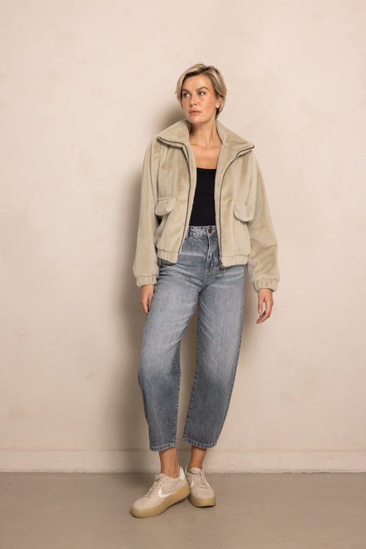 Zhrill Dara - Green Jacke in hüftlanger Regular Fit Passform, kombiniert mit Jeans und Sneakern