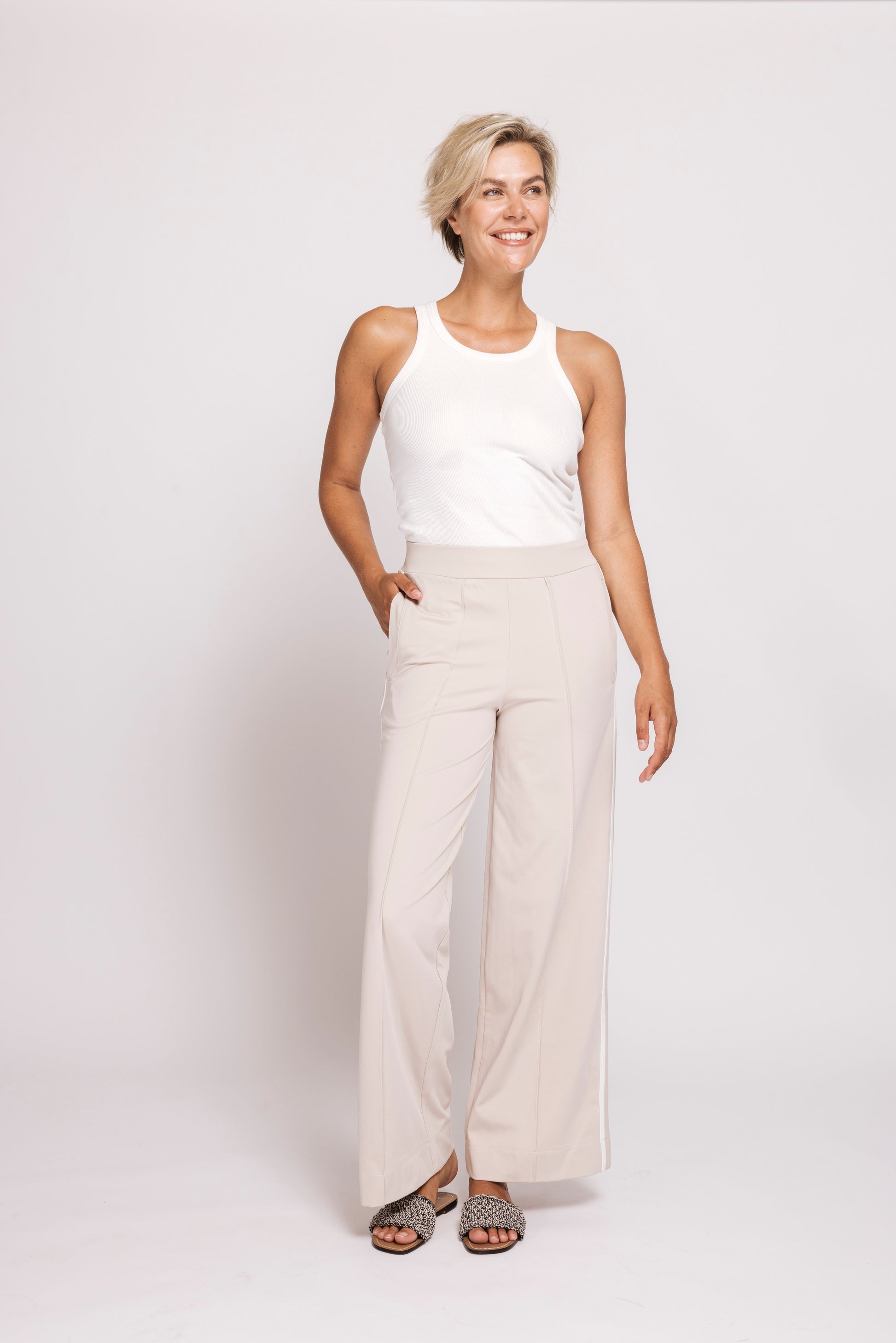 Zhrill Deena – Sand Damenhose in weiter Passform, Frontansicht mit hohem Bund und fließendem Beinverlauf