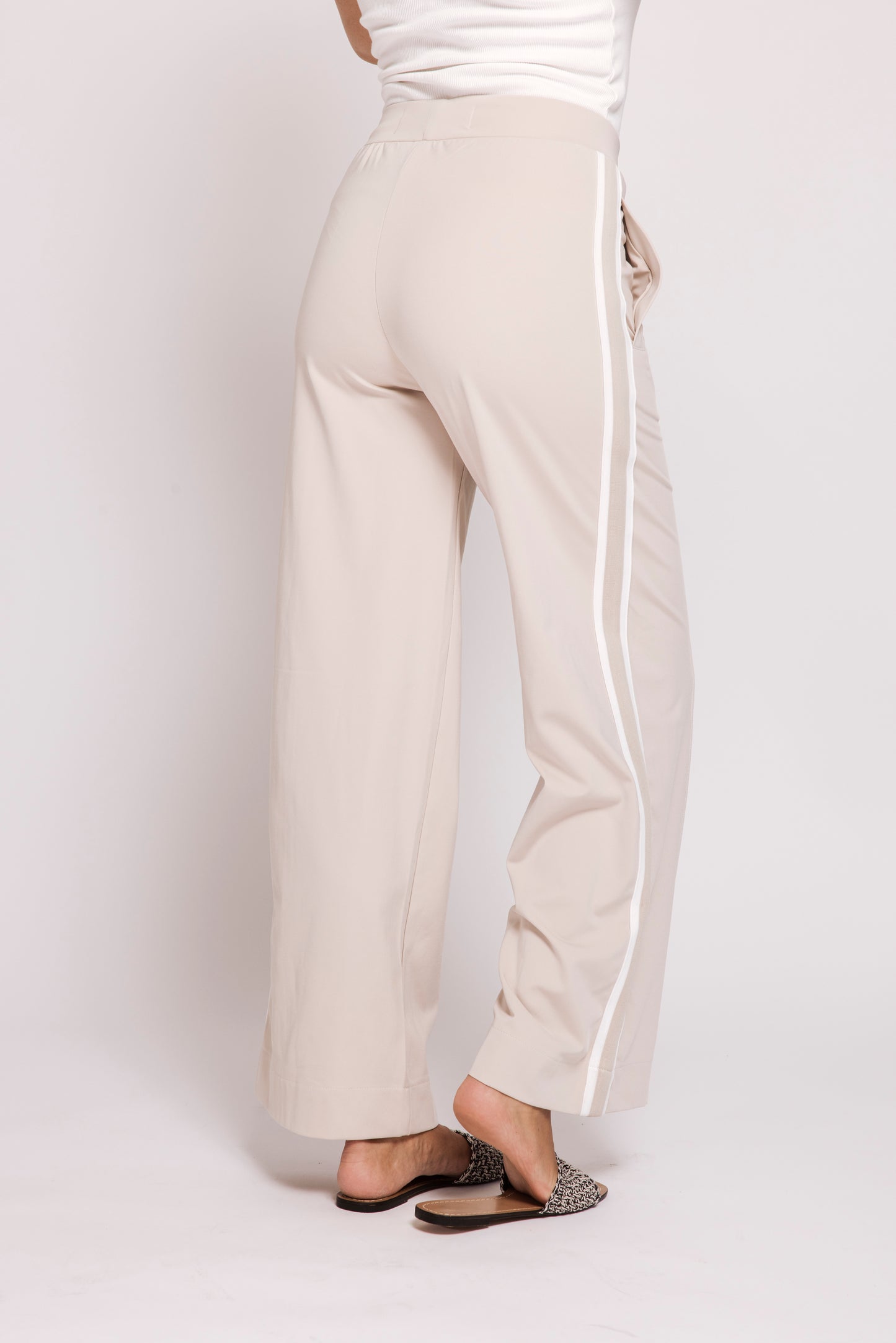 Zhrill Deena – Sand Damenhose Rückansicht mit elastischem Bund und geradem Bein