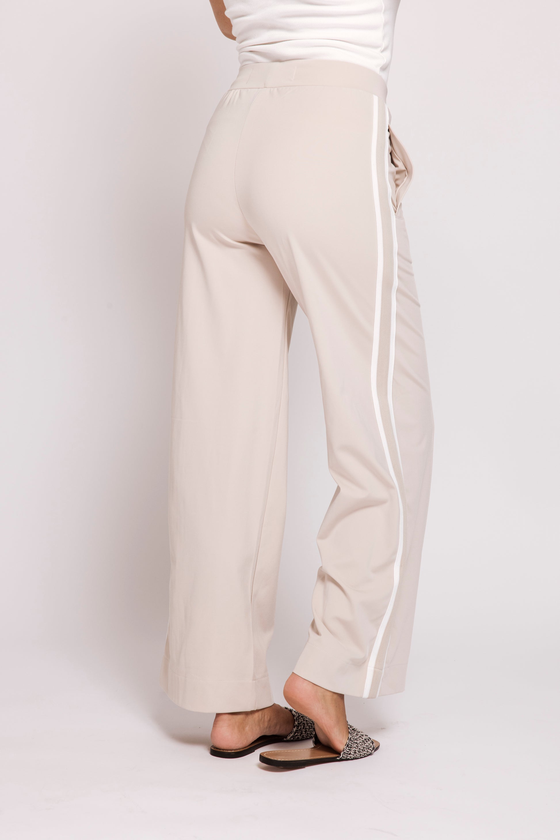 Zhrill Deena – Sand Damenhose Rückansicht mit elastischem Bund und geradem Bein