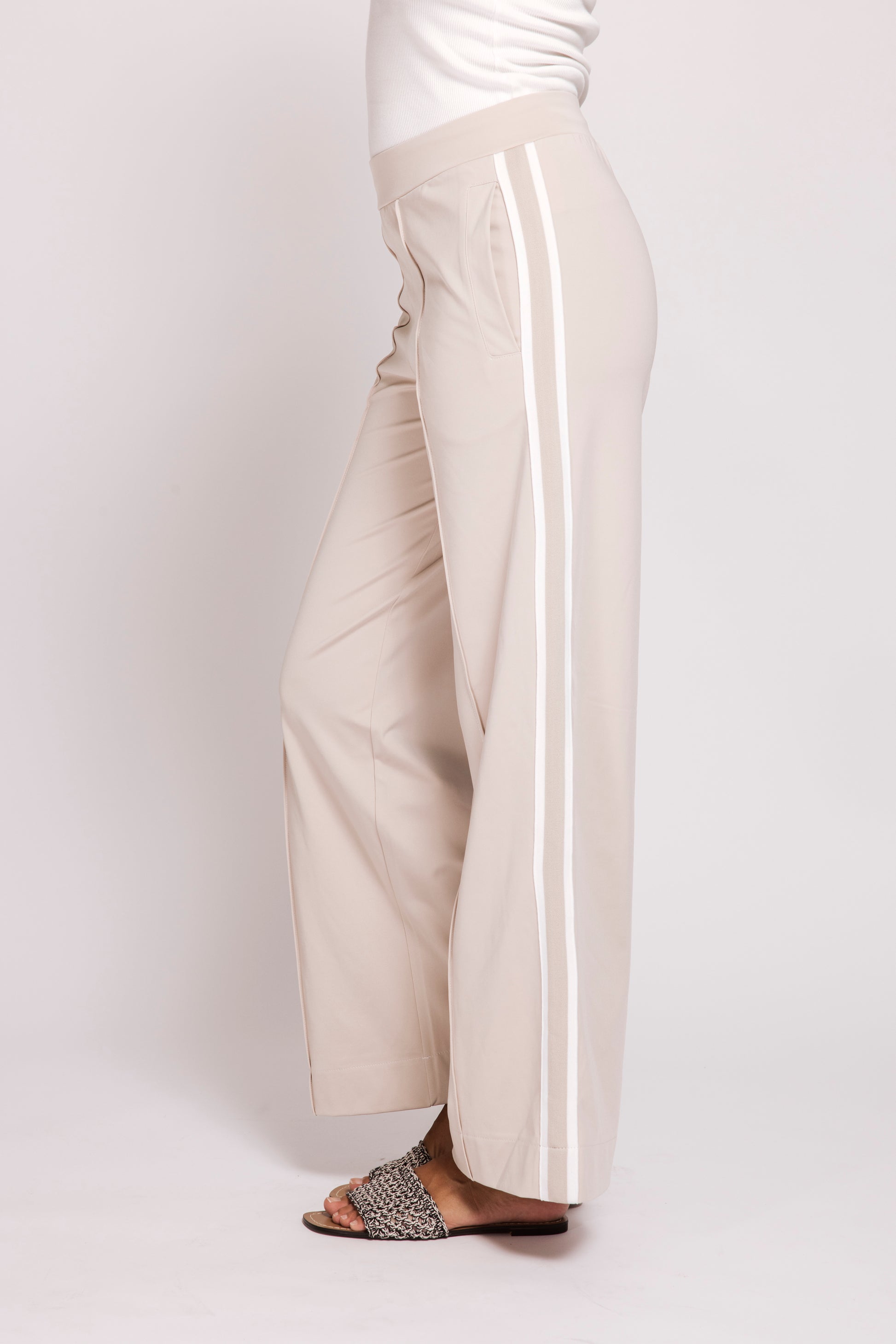Zhrill Deena – Sand Stoffhose mit sportivem Seitenstreifen, Seitenansicht der weiten Damenhose