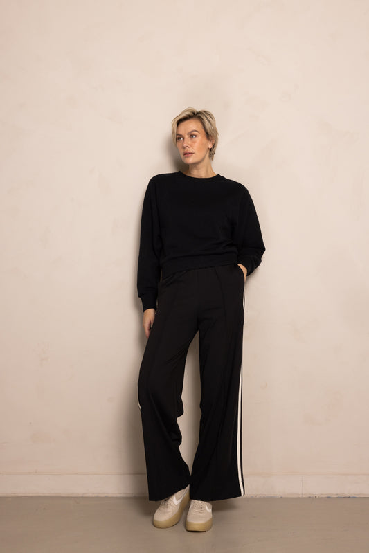 Zhrill Deena - Wide Leg - Black in Frontansicht getragen von Model, mit weitem Bein und sportlichem Kontraststreifen
