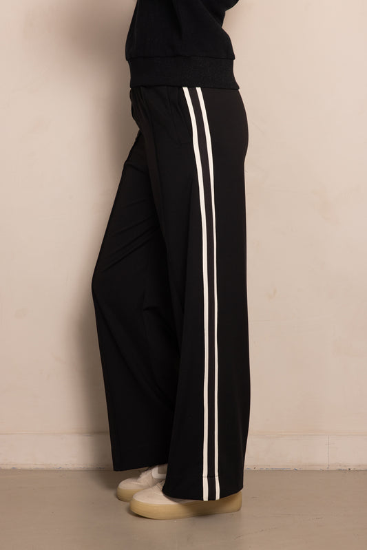 Zhrill Deena - Wide Leg - Black Hose mit elastischem Bund und seitlichen Streifen in Seitenansicht