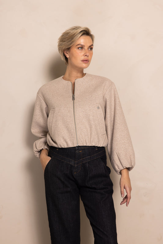 Zhrill Manoa Jacke – Farbe Creme – Frontansicht mit durchgehendem Reißverschluss und elastischem Bund