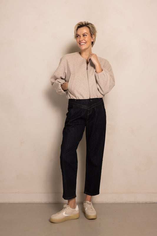 Zhrill Manoa Jacke – Farbe Creme – Blouson im Komplett-Outfit mit Jeans und Sneakern