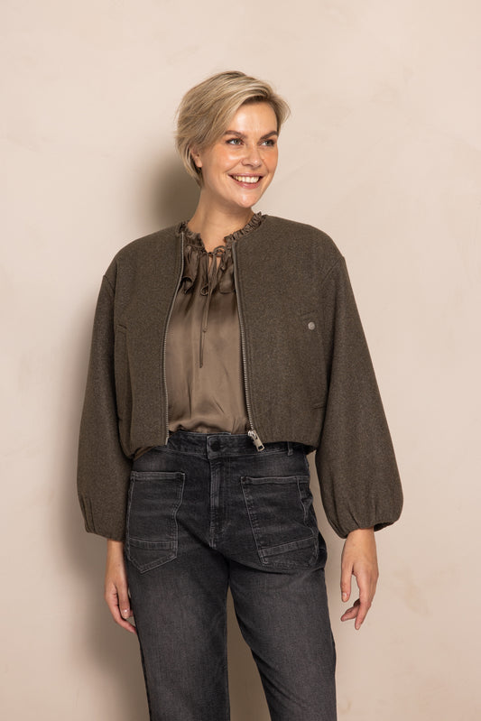 Zhrill Manoa - Green Blouson mit Reißverschluss und Ballonärmeln in Frontansicht, locker geschnitten