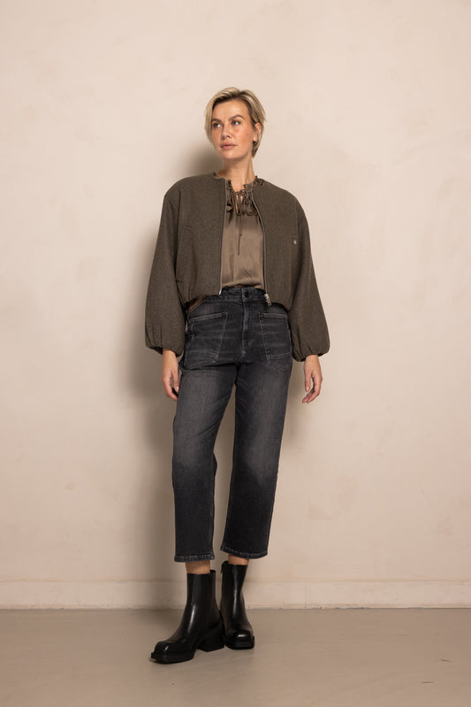 Zhrill Manoa - Green Blouson kombiniert mit dunkler Jeans und Boots, kompletter Outfit-Look