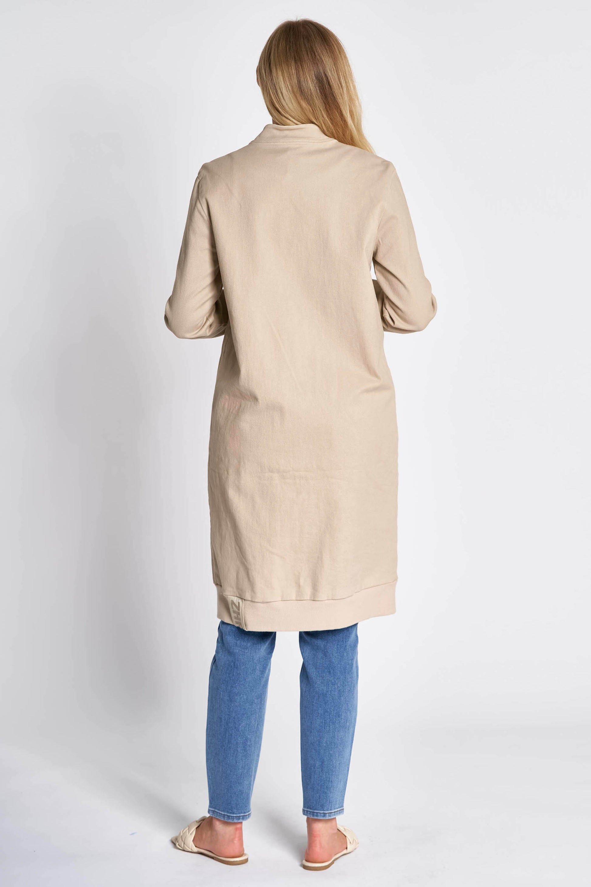 Zhrill Meena Sand Jacke, stilvolle knielange Damenjacke mit Stehkragen, Rückansicht.