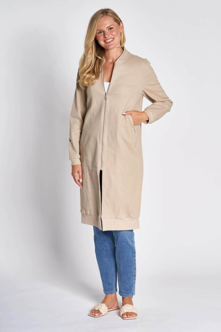 Zhrill Meena Sand Jacke, modische Damenjacke mit Eingrifftaschen und Reißverschluss, Seitenansicht.