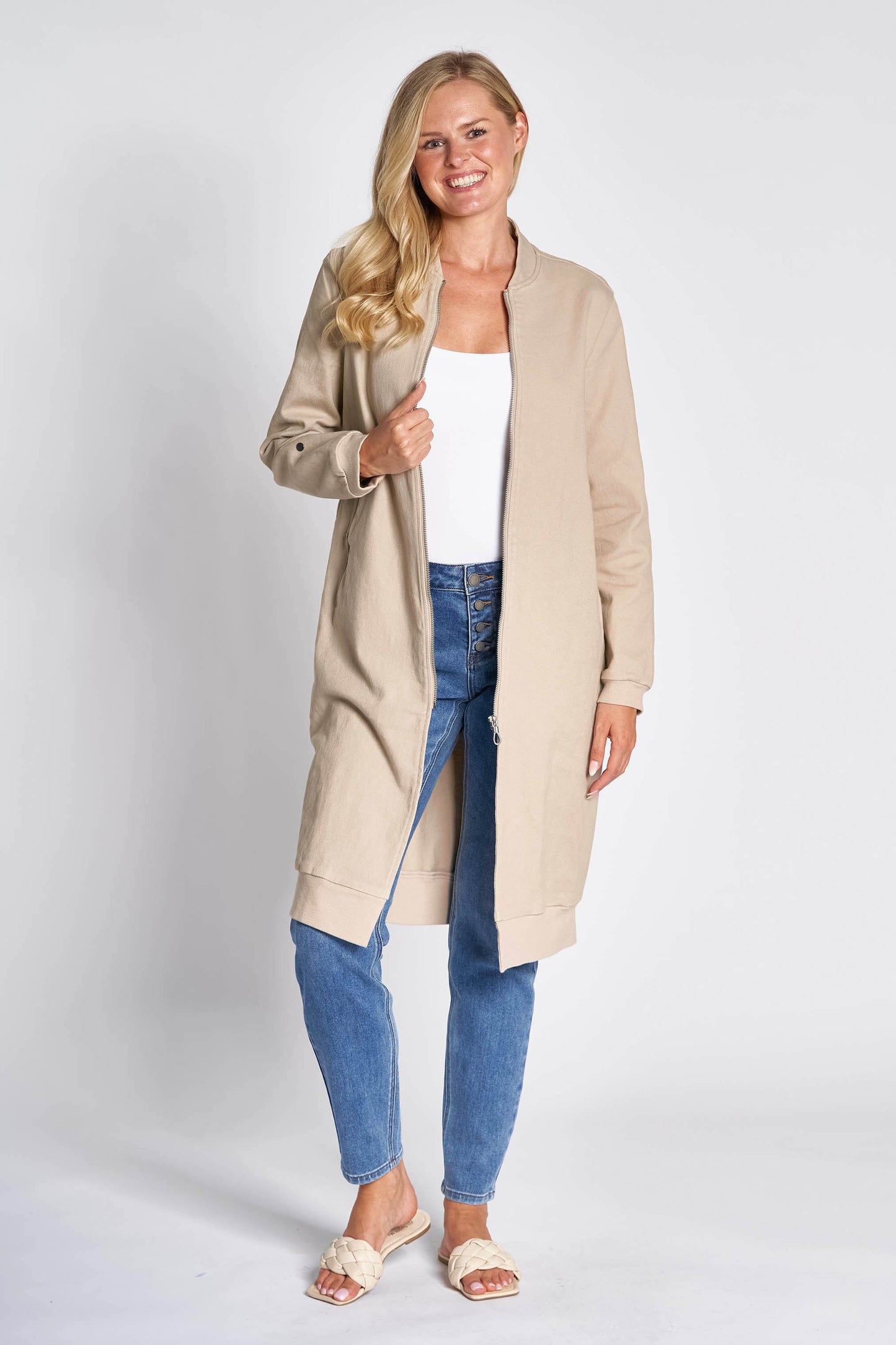 Zhrill Meena Sand Jacke, knielange Damenjacke aus Baumwolle mit Stehkragen und Reißverschluss, Vorderansicht.