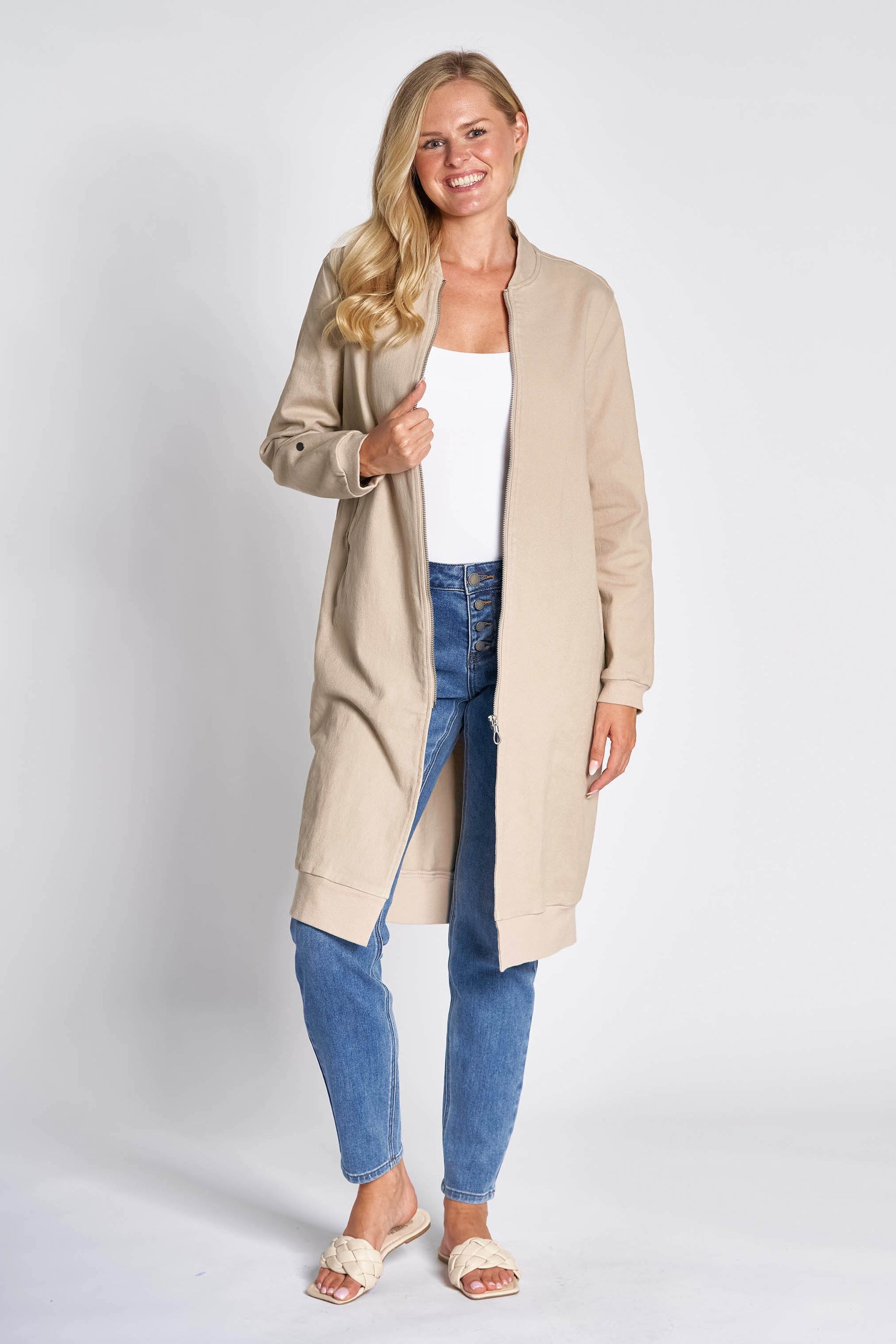 Zhrill Meena Sand Jacke, knielange Damenjacke aus Baumwolle mit Stehkragen und Reißverschluss, Vorderansicht.