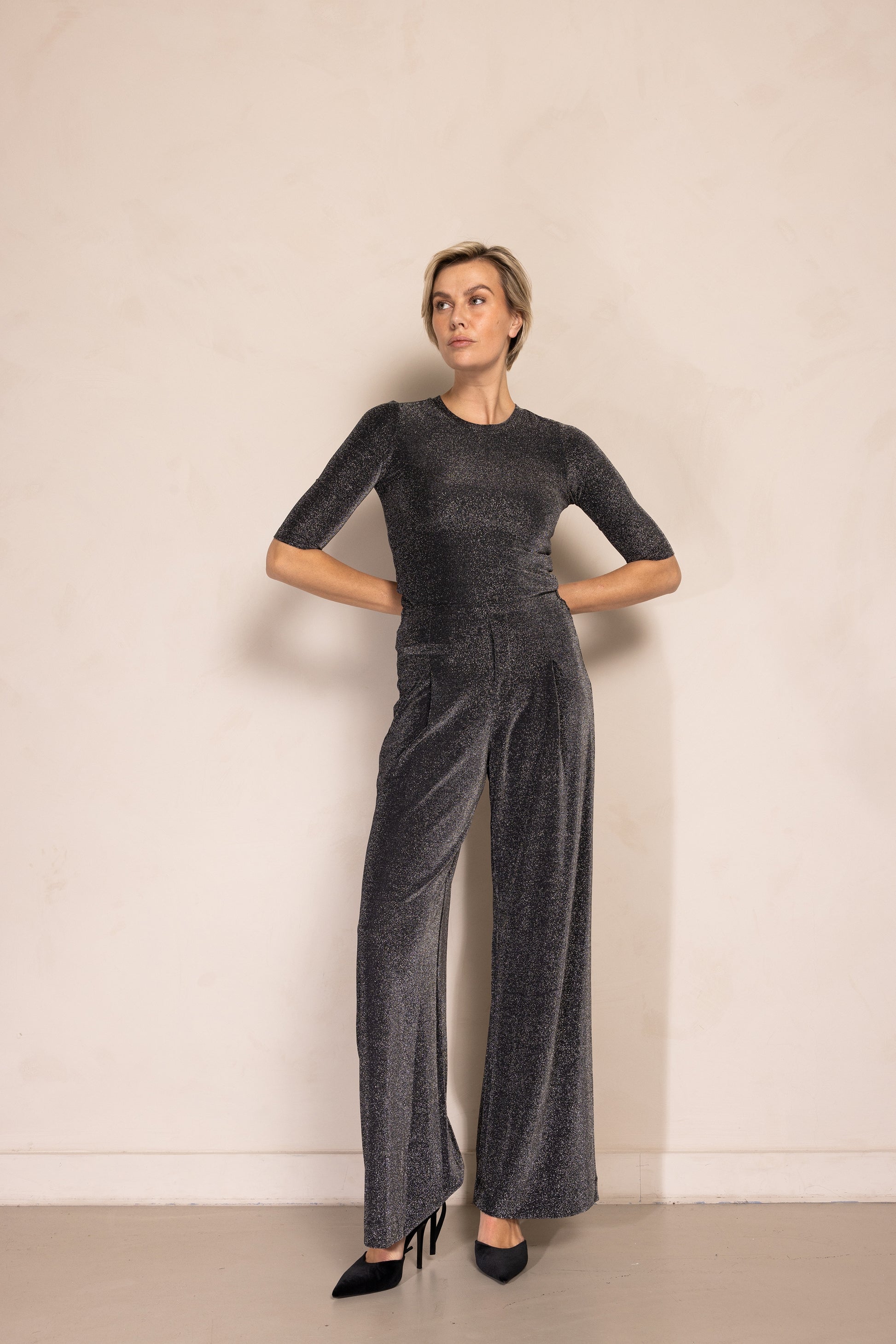 Zhrill Pala - Anthra Glitzerhose in eleganter Vollansicht mit weitem Bein und figurbetontem Schnitt.