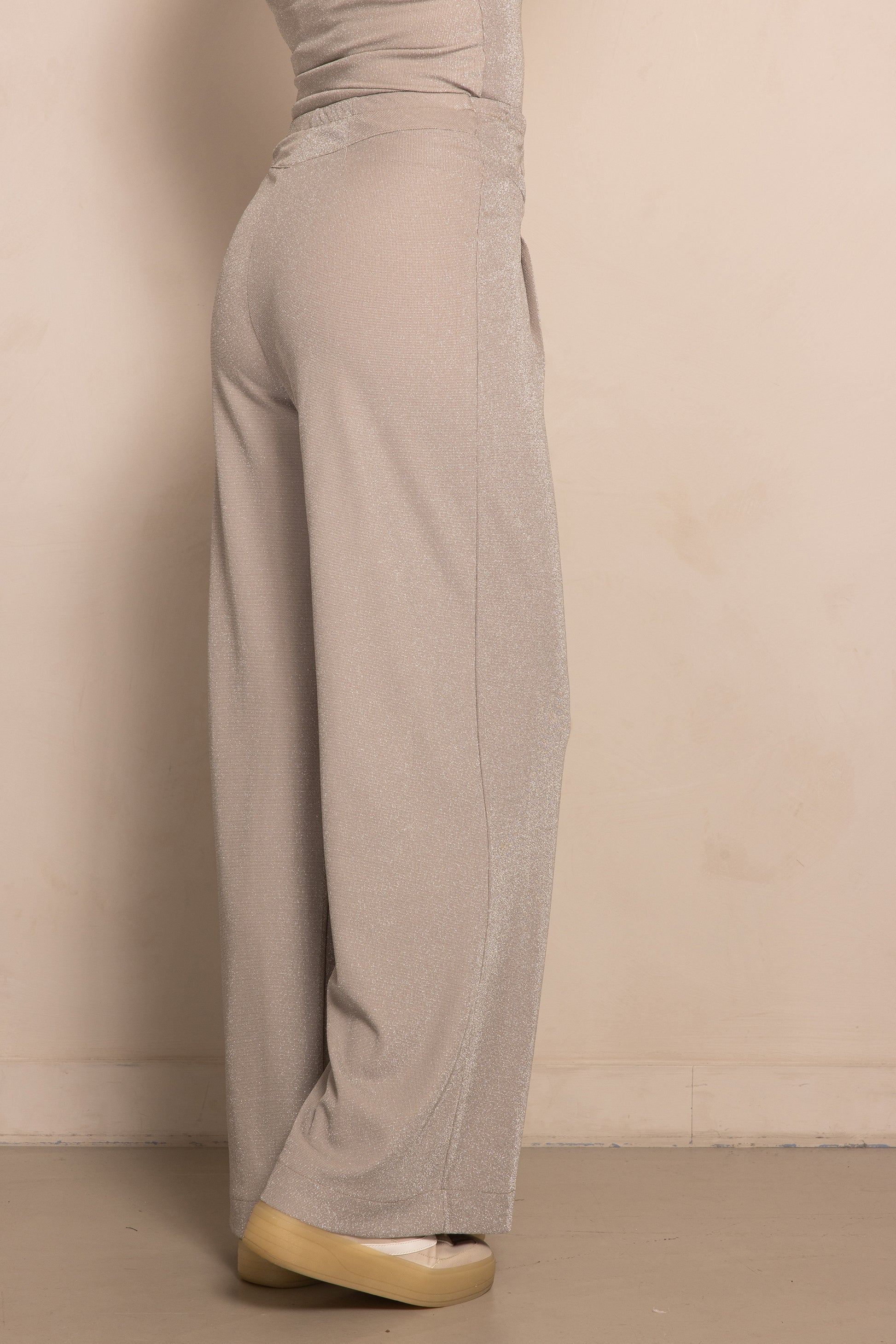 Zhrill Pala - Taupe Damenhose mit Glitzereffekt, weite Passform und elegante Silhouette von der Seite