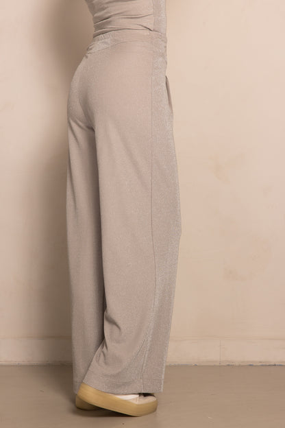 Zhrill Pala - Taupe Damenhose mit Glitzereffekt, weite Passform und elegante Silhouette von der Seite