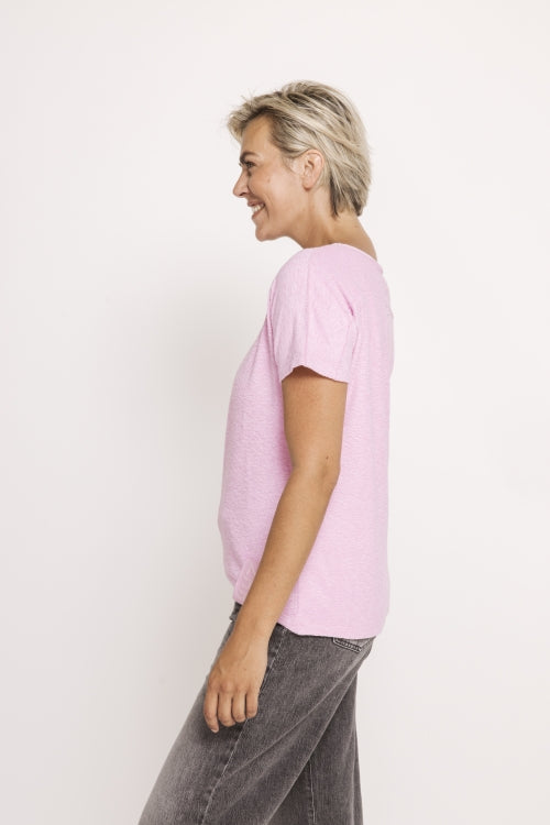 Seitenansicht des Zhrill Thea - Pink Damen T-Shirts mit lockerem Schnitt und kurzen Ärmeln.